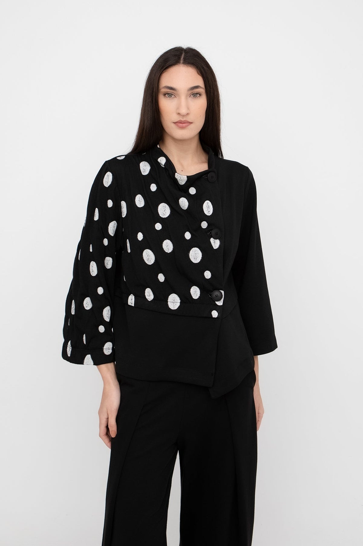 Ozai N Ku 777070 in black and white, front